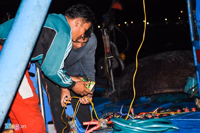 Trước đó, tối 2/1, Tàu cá QNg 98459 của ông Huỳnh Văn Thạch (Đức Phổ, Quảng Ngãi) cùng 10 ngư dân đã được tàu cá đồng hương của ông Huỳnh Bi lai dắt về tới đồn biên phòng Mân Quang (Sơn Trà, Đà Nẵng).