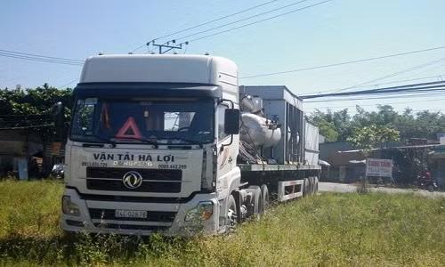 Xe đầu kéo chở bồn chứa khí bị rò rỉ. Ảnh: M.Anh