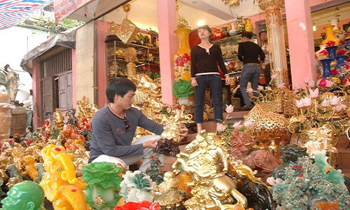 Thị trường đồ phong thủy khá đa dạng về kiểu dáng, chất liệu và mức giá. Trong đó, có những đồ đồng, đồ mạ vàng, gỗ, ngọc, đá... Việc trà trộn những đồ phong thủy kém chất lượng, đội giá để "chặt chém" khách hàng trong những ngày Tết là điều có thể xảy ra. Để tránh tình trạng này, bạn nên mua đồ phong thủy ở cửa hàng uy tín, có giấy bảo hành và thông tin chi tiết về sản phẩm (kích thước, chất liệu...).