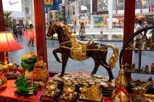 Ngoài giá cả, kiểu dáng và ý nghĩa phong thủy, chất liệu của món đồ phong thủy cũng là chi tiết cần chú ý để hiệu quả mang lại cho gia chủ được tốt hơn. những vật dụng có bề mặt nhẵn, cứng và bóng như inox, đá hoa… thường mang tính dương, dùng những vật dụng này sẽ giúp khí năng trong nhà lưu thông nhanh. Ngược lại, những đồ vật mang tính âm có bề mặt mềm mại, không phát quang, sử dụng chúng sẽ làm giảm bớt sự lưu thông khí năng trong nhà.