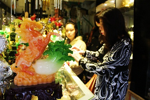 Khi mua đồ phong thủy bằng ngọc, đá quý, đá bán quý nếu muốn chắc chắn thật giả thì có thể yêu cầu nơi bán làm giấy chứng nhận hoặc chỉ mua những sản phẩm có giấy kiểm định chất lượng.