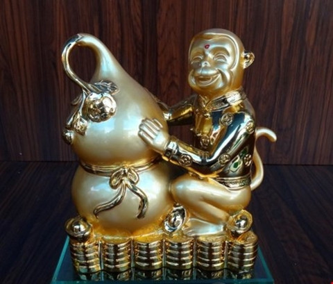 Theo kiến thức phong thủy, nội thất mang nhiều tính âm thường là những đồ vật có hình dáng mềm mại, uốn lượn, trong khi đó, những đồ vật có góc cạnh, đường thẳng thì mang tính dương nhiều hơn. Một ngoại lệ là hình tròn, tuy đường nét nhưng lại mang tính dương nhiều hơn là âm. Sự hài hòa với đồ nội thất trong nhà cũng là tiêu chí quan trọng khi mua đồ phong thủy ngày Tết.