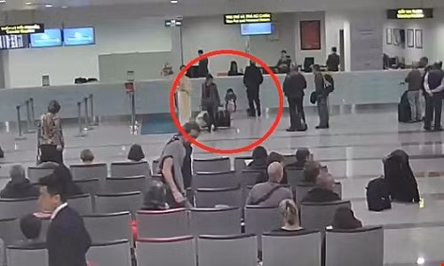San bay Noi Bai “len tieng” vu be 2 tuoi va vat cho visa