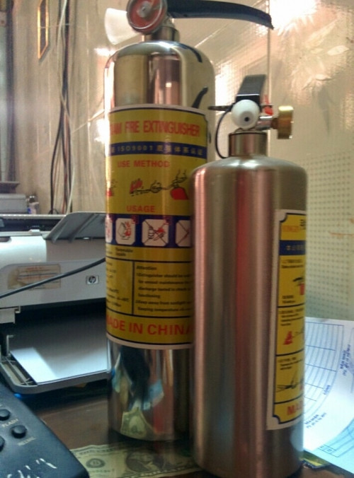 Một số bình cứu hỏa có ghi trên thân bình các kí hiệu để người mua nhận biết loại đám cháy khởi phát mà bình có thể dập hiệu quả. Bình chữa cháy xe ô tô Foam AFFF (2lit) vỏ inox là bình sử dụng cho đám cháy loại A&amp;B (cháy từ xăng, dầu, gas).