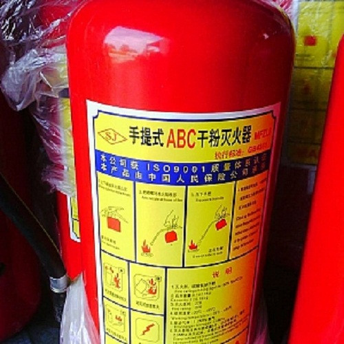 Một dạng bình cứu hỏa ô tô khác là dạng bột từ 1-8kg, trên thân bình có kí hiệu ABC (xuất xứ Đài Loan, Trung Quốc) vỏ bằng hợp kim nhôm hoặc thép đúc. Trong đó kí hiệu A: chữa các đám cháy chất rắn như gỗ, giấy carton, bìa cứng và nhựa; B: chữa các đám cháy chất lỏng xăng dầu, cồn, rượu…; C: chữa các đám cháy chất khí gas (khí đốt hoá lỏng).