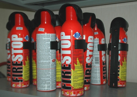 Theo những người bán hàng, các loại bình cứu hỏa mini có dạng vỏ hợp kim nhôm là phổ biến, ngoài ra có dạng vỏ inox. Xuất xứ của bình cứu hỏa chủ yếu là Trung Quốc, Đức, Ý. Các loại xuất xứ từ Ý, Đức có giá đắt hơn so với từ Trung Quốc.