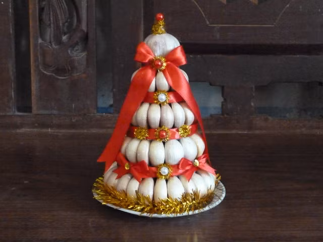 Tùy vào từng loại tỏi được đưa lên làm thành tháp hoặc giỏ quà mà mức giá khá nhau, trong đó, đắt hơn cả là tháp tỏi Lý Sơn, giỏ quà tỏi đen Lý Sơn.