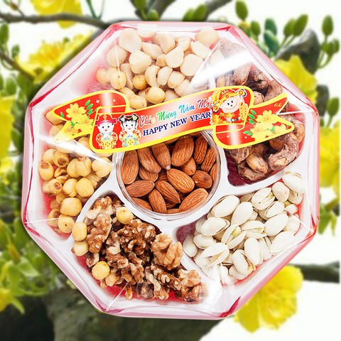 Những mẫu giỏ quà khác còn có các loại mứt hạt sen, hạt dẻ, hạt điều, hạt thông. Giá giỏ quà, hộp quà này dao động từ 200.000 đồng.