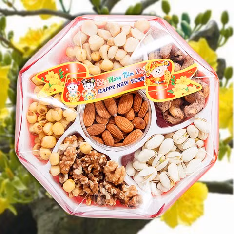 Những mẫu giỏ quà khác còn có các loại mứt hạt sen, hạt dẻ, hạt điều, hạt thông. Giá giỏ quà, hộp quà này dao động từ 200.000 đồng.