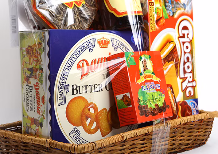 Giỏ quà Tết truyền thống với các loại bánh, nho, rượu, trà năm nay có mức giá khá mềm, từ 67.000 đồng. Nhiều siêu thị như BigC, Coopmart khuyến mại thêm cho khách hàng khi mua giỏ quà trong dịp đầu năm mới.