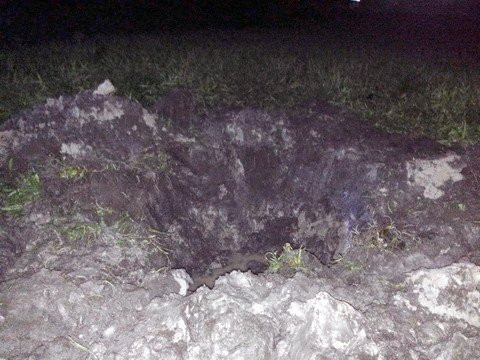 Vật lạ màu nâu này đã tạo ra một hố sâu tại ruộng rau. Thông tin ban đầu cho biết, vật lạ này là một mảnh thiết bị xuất phát từ công ty sản xuất ống nhựa, ở cách nơi mảnh vỡ rơi chừng 400m.