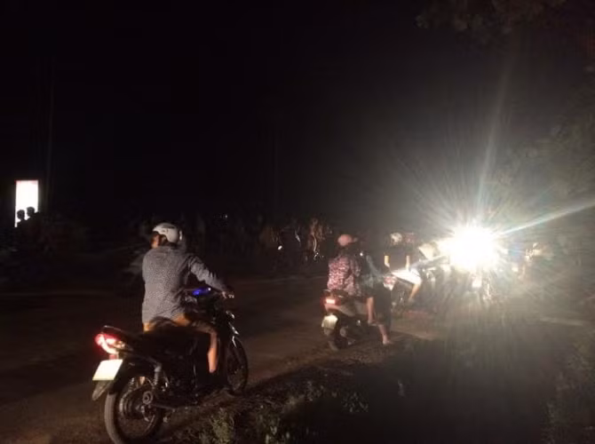 Sau khoảng 30 phút, hàng trăm người dân hiếu kỳ đã tập trung về đây để chứng kiến. Sự việc khiến ách tắc giao thông cục bộ trong một thời gian ngắn, đoạn Km50 – 52 QL8A. Ảnh: NĐT