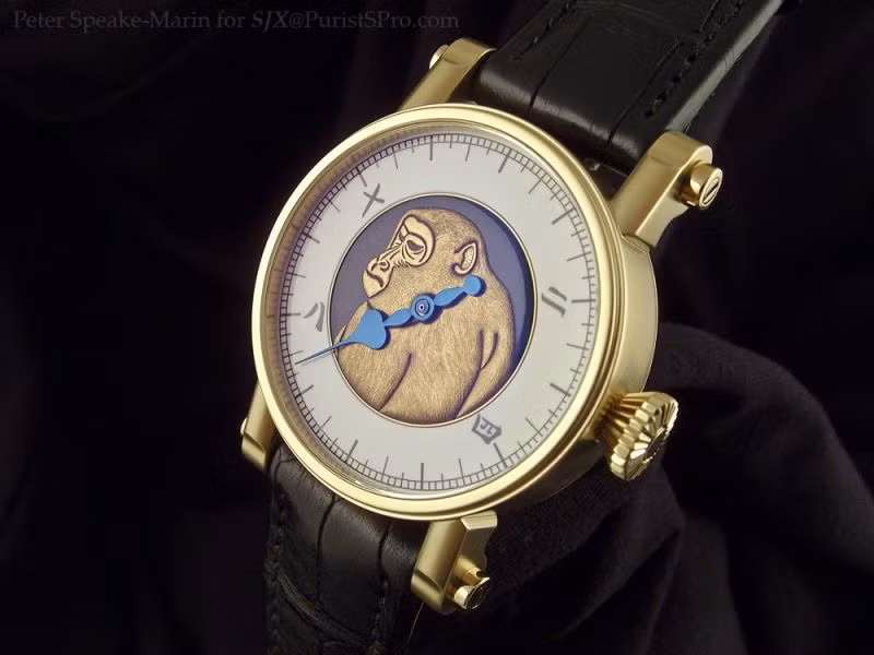 Đồng hồ Speake Marin Shimoda Majestic Monkey có vỏ bằng vàng hồng. Hình khỉ trên mặt đồng hồ được chế tác bằng nghệ thuật sơn mài Nhật Bản (Maki-e). Chỉ tính riêng thời gian làm mặt đồng hồ đã mất tới 2 tháng trời, các thao tác làm thủ công và do một nghệ nhân sơn mài nổi tiếng của Nhật Bản phụ trách.