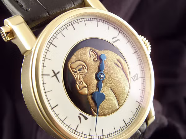 Được chế tác bởi hãng đồng hồ nổi tiếng Thụy Sĩ Speake Marin, chiếc đồng hồ Speake Marin Shimoda Majestic Monkey được khách đại gia đặt hàng với phần mặt đồng hồ là hình khỉ vàng - tượng trưng cho cung hoàng đạo.
