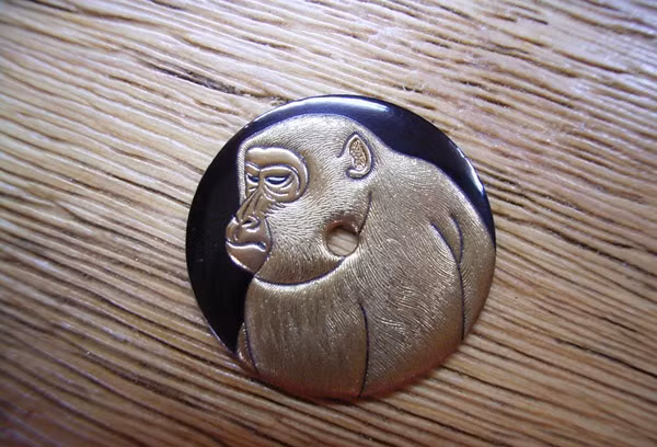 Hoàn thành chế tác mặt đồng hồ bằng kỹ thuật sơn mài Nhật Bản Maki-e.