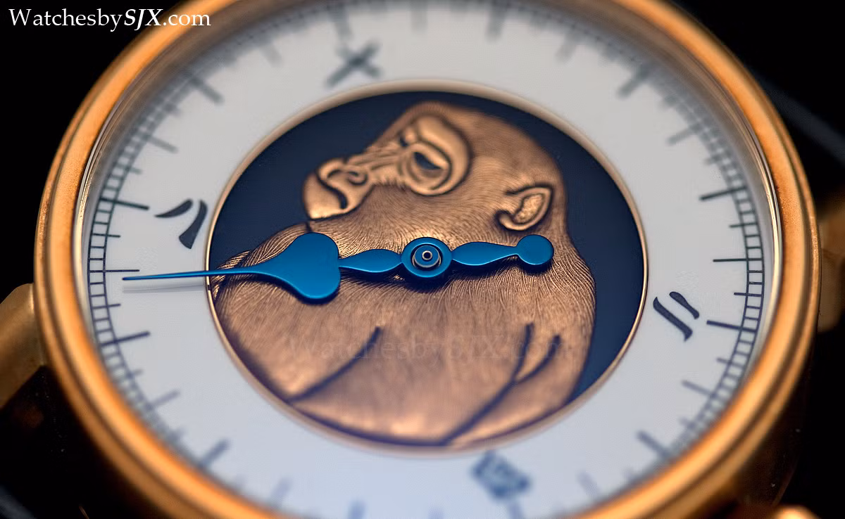 Cận cảnh chiếc đồng hồ một cây kim, hình khỉ cung hoàng đạo.