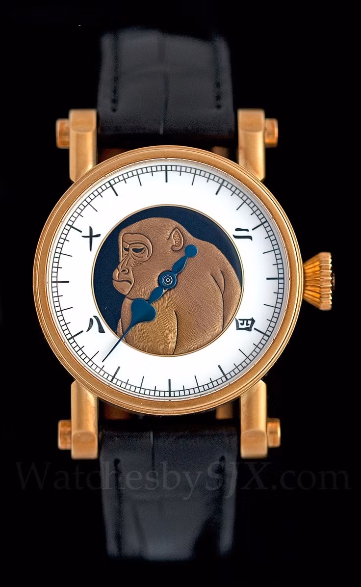 Khác với các cách hiển thị giờ thông thường trên đồng hồ, các ký tự hiển thị giờ của chiếc đồng hồ mạ vàng hình khỉ được thể hiện bằng chữ số Kanji trên mặt tráng phủ men kính trắng.