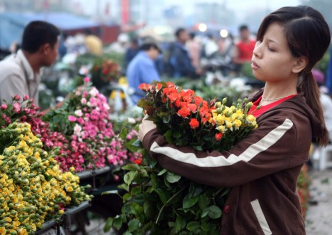Nếu không có thời gian tự bó hoa để tiết kiệm, bạn có thể đến cửa hàng hoa, tham khảo giá từng loại và yêu cầu bó một bó theo chi phí có thể trả thay vì mua hoa bó sẵn.