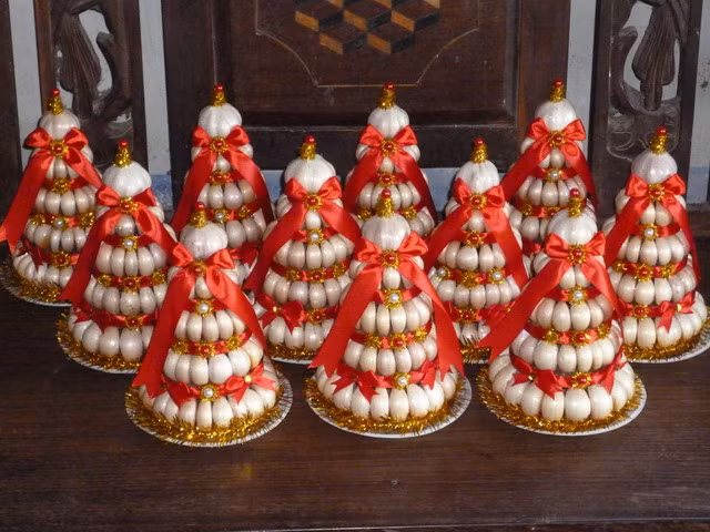 Giỏ quà tháp tỏi cũng được nhiều người đặt mua vào dịp Tết. Nhiều gia đình dùng tháp tỏi phong thủy để trang trí bàn thờ trong ngày tế. Tùy vào số lượng tầng (3- 7 tầng tỏi) mà mức giá của sản phẩm này khác nhau.