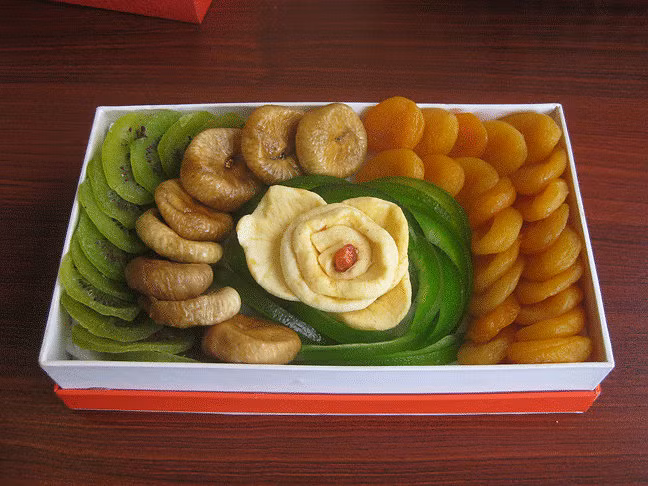 Giỏ quà hoa quả sấy khô (hồng, kiwi, mận) được bài trí khá bắt mắt để thu hút khách mua.