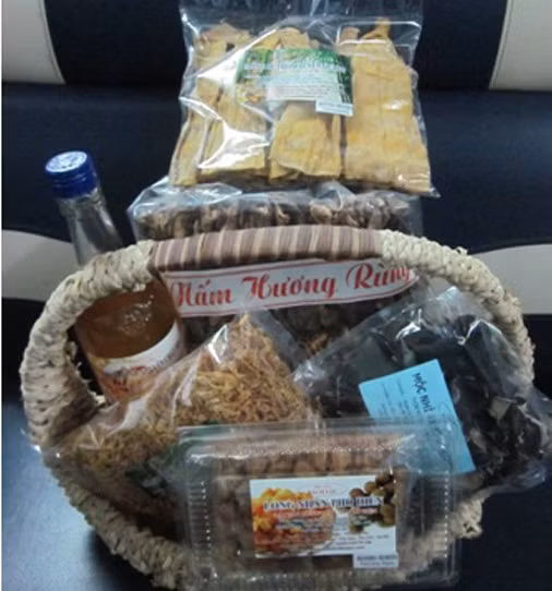 Giỏ quà gồm các loại đặc sản Tây Bắc "lên ngôi" trong dịp Tết năm nay. Trong đó, các loại sản phẩm như nấm hương rừng, mật ong, mộc nhĩ, các loại hạt khô... được ưa chuộng hơn cả. Hơn nữa, giá của các giỏ quà dạng này "mềm" hơn so với nhiều loại trên thị trường, dao động từ 500.000 - 800.000 đồng.