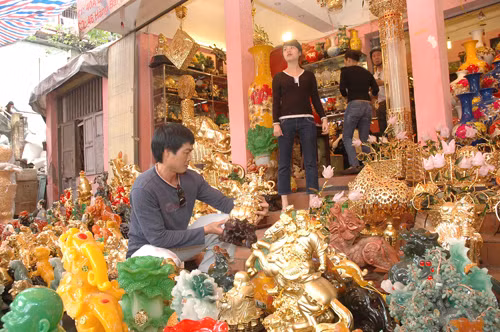 Trong số các vật dụng may mắn được ưa thích là đồ phong thủy. Tùy theo từng ngôi nhà, tuổi, mệnh của gia chủ mà việc mua và bài trí một số đồ phong thủy trong những ngày đầu năm mới cũng góp phần tăng cường sinh khí, hoá giải hung khí cho gia chủ.