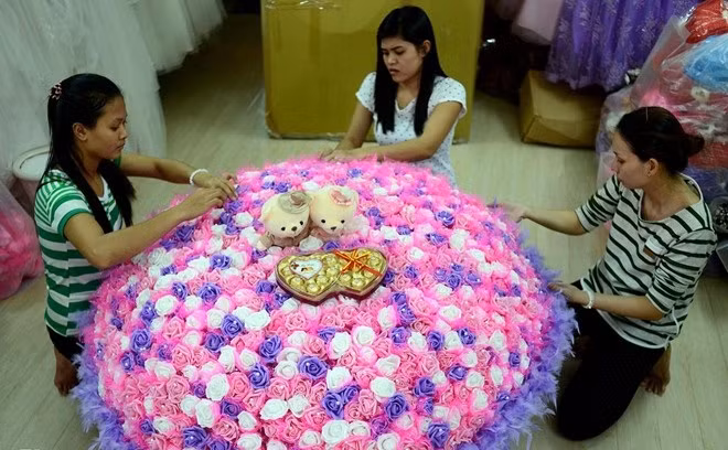 Một đại gia Hà Thành từng chịu chơi mua quà tặng Valentine đắt đỏ khiến nhiều người choáng váng, đó là một bó hoa 699 bông nặng gần 15kg, có đường kính lên đến 1,3m. Bó hoa này có giá trị 10 triệu đồng, được vận chuyển bằng máy bay từ TP HCM ra Hà Nội với chi phí khoảng 2 triệu đồng. Ảnh: Zing