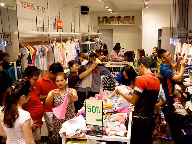 Thương hiệu Hoang Phuc International ưu đãi mua 1 tặng 1 áp dụng cho hàng mới, nguyên giá và hàng đã sale trước đó 50 – 70% của các thương hiệu thời trang Dr. Martens, Replay, Ecko Unltd, Kappa, Skechers, Superga, Sisley, Clarks, United Colors of Benetton (Khi mua 2 sản phẩm của cùng 1 thương hiệu sẽ chỉ tính tiền sản phẩm có giá cao hơn) từ 4-6/1/2016.