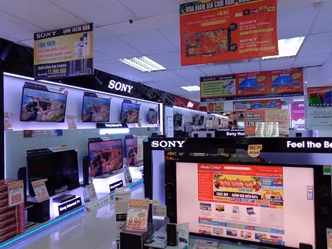 Từ 5/1 - 11/1/2016, siêu thị điện máy Mediamart khuyến mãi nhiều mẫu tivi như dòng LED Full HD 48’’ Sony 48R550C giảm 15% giá khai trương 13.900.000 đồng (tặng quà trị giá 2,49 triệu), TV LED Smart Full HD 43’’ Samsung UA43J5500 giảm 27% còn 10.900.000đồng, tặng thêm bộ chén sứ cao cấp trị giá 750.000 đồng...