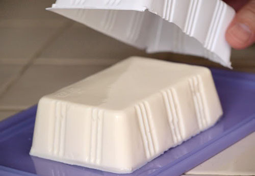 Đối với loại đậu phụ đã được đóng gói sẵn, cần bảo quản lạnh ngay khi mua về, không nên mở bao bì cho đến khi có nhu cầu sử dụng. Phần đậu không dùng hết sau khi đã mở bao bì có thể cho vào hộp kín và bảo quản tương tự như đậu phụ tươi.