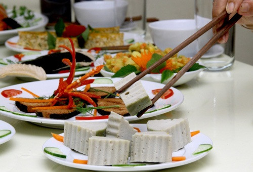 Một số dạng thực phẩm chay nguồn gốc thực vật giàu đạm thường thiếu một số acid amin thiết yếu như lysine (gạo, bắp, lúa mỳ), threonine (gạo), tryptophan (bắp) và methionine (các loại đậu). Nhưng bạn có thể khắc phục được điều này khi kết hợp nhiều loại thực phẩm như rau đậu và các loại hạt (trong món cháo với mè và đậu), ngũ cốc và họ rau đậu (cơm với đậu, súp đậu với bánh mỳ).