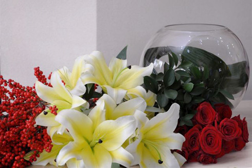 Bạn có thể bỏ 1-2 viên thuốc B1, thuốc aspirin vào nước cắm hoa ly để giữ độ bền cho hoa. Một cách khác, bạn pha vào 1 lít nước cắm hoa 2 thìa nước cốt chanh sẽ giúp ly tươi lâu hơn rất nhiều vì tăng nồng độ axit trong hoa.