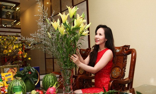 Chị Thanh Huyền (chủ cửa hàng hoa trên đường Hoàng Hoa Thám, Hà Nội) cho biết: "Khi thấy trên lọ hoa đã có bông bị héo, tàn cần loại bỏ ngay để bảo quản các bông còn lại. Nếu bỏ vào nước cắm hoa đồng xu kim loại, sẽ giúp cuống hoa kháng khuẩn, lâu bị thối".