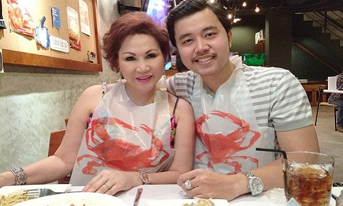 Top 5 Siêu mẫu Việt Nam 2011 - Vũ Hoàng Việt từng gây sốc khi tự tin công khai chuyện mình đang trở thành phi công trẻ lái máy bay U50. Dù ở tuổi hơn 50 nhưng bồ già tỷ phú của Vũ Hoàng Việt vẫn rất xuân sắc.