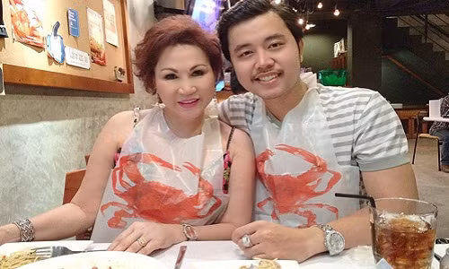 Top 5 Siêu mẫu Việt Nam 2011 - Vũ Hoàng Việt từng gây sốc khi tự tin công khai chuyện mình đang trở thành phi công trẻ lái máy bay U50. Dù ở tuổi hơn 50 nhưng bồ già tỷ phú của Vũ Hoàng Việt vẫn rất xuân sắc.