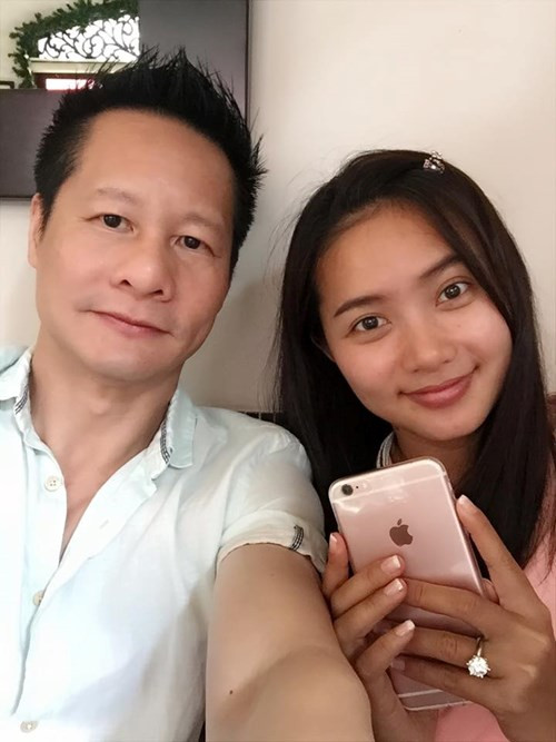 Cặp đôi thường xuyên đăng tải những bức hình tình cảm, chăm sóc lẫn nhau lên trang Facebook cá nhân và "phản pháo" dư luận khi soi mói chuyện tuổi tác của họ. Đại gia Đức An là một nổi tiếng giàu có, vị này cũng được biết đến nhiều qua chuyện hôn nhân ồn ào với vợ cũ là người mẫu Ngọc Thúy. Khi chia tay, cặp đôi này tranh chấp khối tài sản lên tới 288 tỷ đồng.