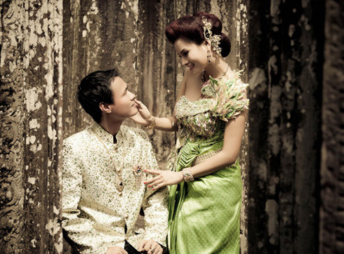 Anh có mẹ là người thuộc Hoàng gia Campuchia, bố là người Việt và là cháu của Hoàng thân Norodom Sihanouk. Chồng của Vũ Thu Phương là thành viên Hội đồng quản trị của một công ty chứng khoán.