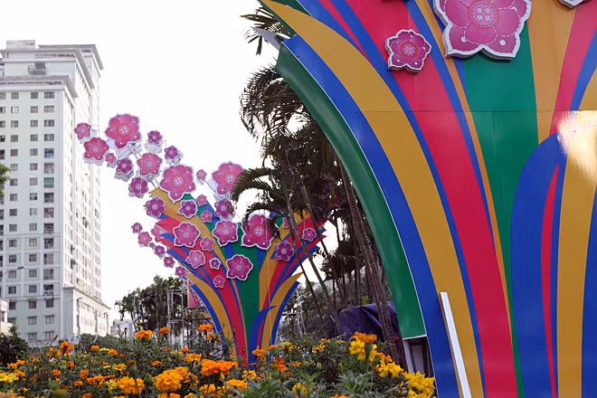 Công tác trang trí đường phố Hà Nội đang được diễn ra. Một số cụm trang trí đón Tết cổ truyền Bính Thân đã hoàn thiện trên đường Nguyễn Chí Thanh.