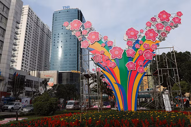 Đủ sắc màu cùng đua tranh trên một mảng trang trí đã gần hoàn thiện.