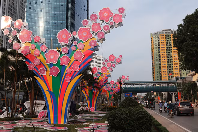 “Trang trí lòe loẹt” - đó là nhận xét của chị Nguyễn Thị Hà, đang làm việc tại một cơ quan truyền thông của Hà Nội khi lưu thông qua phố Nguyễn Chí Thanh.