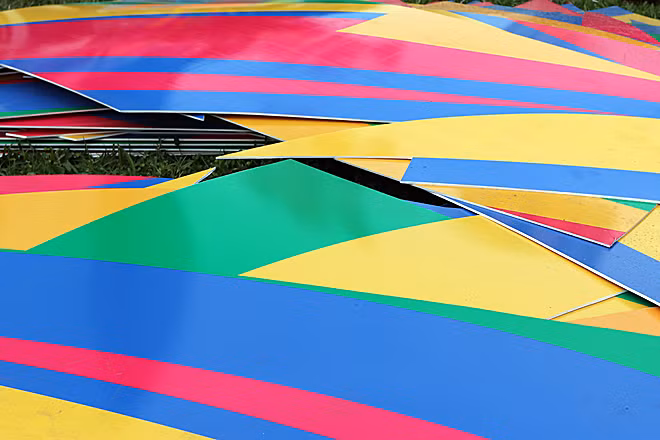 4 màu cơ bản xanh cây, đỏ, vàng và xanh dương đều hiện diện trên cùng một mảng trang trí.