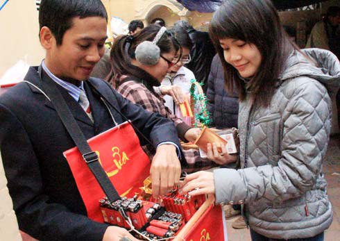 Theo quan niệm truyền thống, ngày đầu năm mua lửa là mang may mắn, sự ấm áp và mang lộc đầu năm về nhà. Vì thế, những ai mua bật lửa, diêm hoặc được người thân, bạn bè, đối tác tặng hai món đồ vật này thì người đó hy vọng vào một năm mới nhiều điềm lành, gia đình êm ấm, hạnh phúc, gặp nhiều may mắn và đón nhiều tài, lộc.