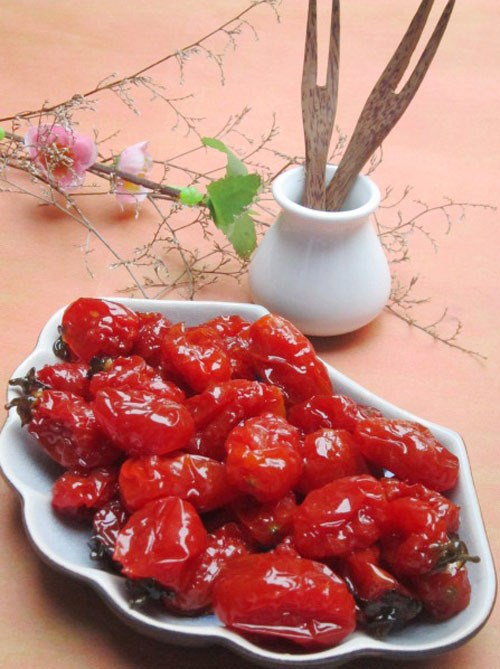 Cà chua bi vốn quen thuộc trong các món salad đã được nhiều cửa hàng sản xuất mứt chế biến thành mứt dẻo, mứt cà chua xào cay hương vị khá lạ lẫm. Ngoài ra, chúng thu hút khách mua vì mức giá khá "mềm", dao động từ 25.000 - 50.000 đồng/gói (từ 200g).