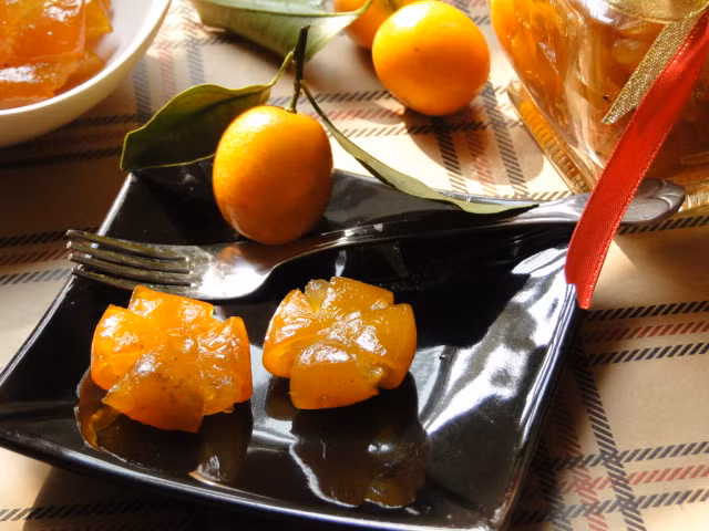 Mứt quất hay còn gọi là mứt tắc là lựa chọn ưng ý của nhiều khách hàng, nhất là những người ưa dùng loại mứt này cùng ly trà nóng. Miếng mứt tắc vàng ươm không những ngon mà còn có thể chữa ho trong những ngày tết. Giá mứt tắc dao động từ 30.000 - 50.000 đồng/ gói (từ 100 - 300g).