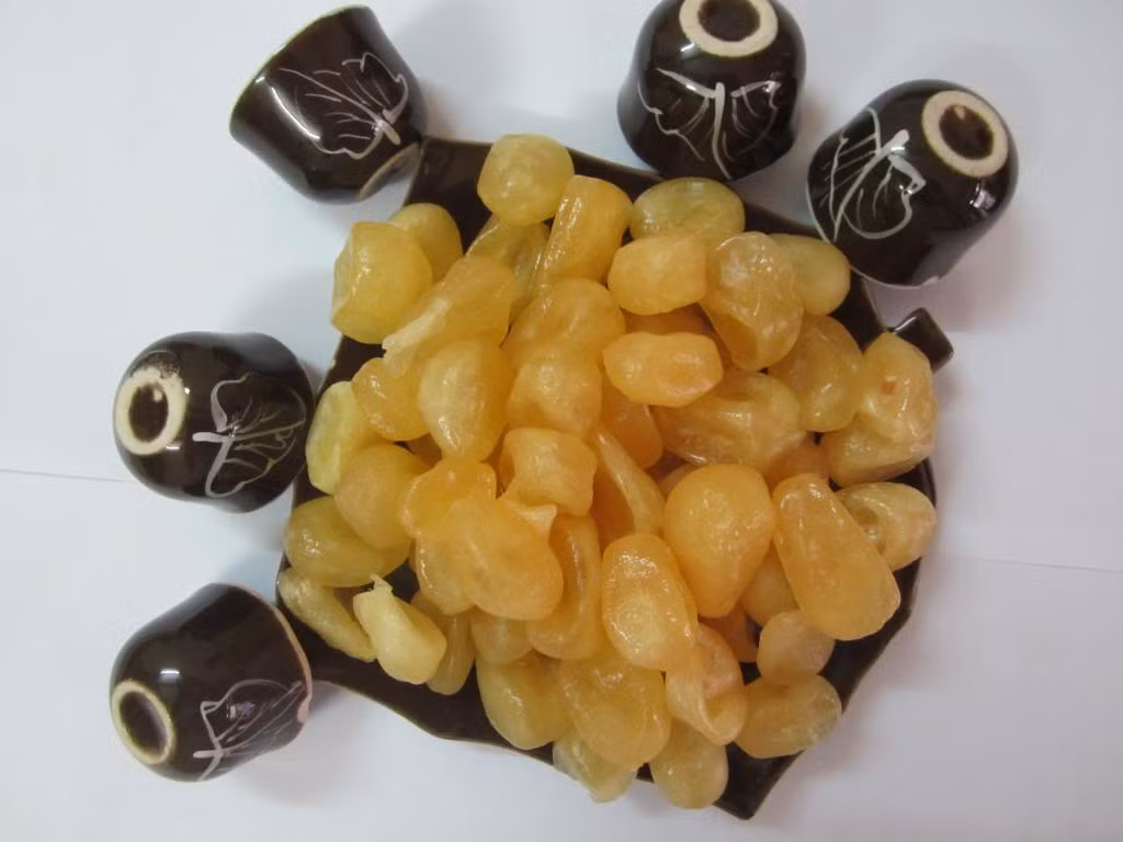 Nhiều khách hàng muốn đổi vị đã đặt mua mứt chanh non, không chỉ lạ hương vị, chúng còn tốt cho sức khỏe. Trên thị trường, loại mứt này được rao bán với giá 55.000 đồng/ gói (250gr).