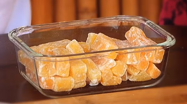 Trong vô số loại mứt khác nhau được chế biến từ những đặc sản trái cây, rau quả tươi, củ quả ngon, khách hàng có thể chọn loại mứt khoai lang dẻo. Nổi tiếng nhất vẫn là mứt khoai lang dẻo Đà Lạt, giá mỗi gói từ 35.000 đồng.