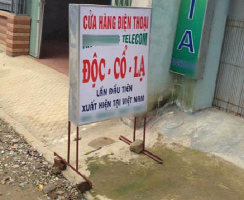 Một tấm biển quảng cáo gây sự chú ý bằng một loạt "chiêu" quảng bá sản phẩm như "độc, cổ, lạ", "lần đầu xuất hiện tại Việt Nam".