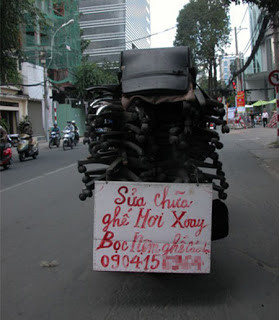 Thậm chí, chủ cửa hàng sửa chữa, bọc đệm treo cả biển quảng cáo sau chiếc xe thồ để nhiều người biết đến.