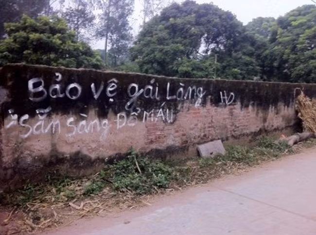 Dòng chữ hài hước trên bờ tường làng quê.