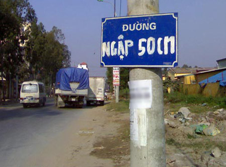 Biển thông báo trở nên hài hước khi thời điểm treo không thích hợp.